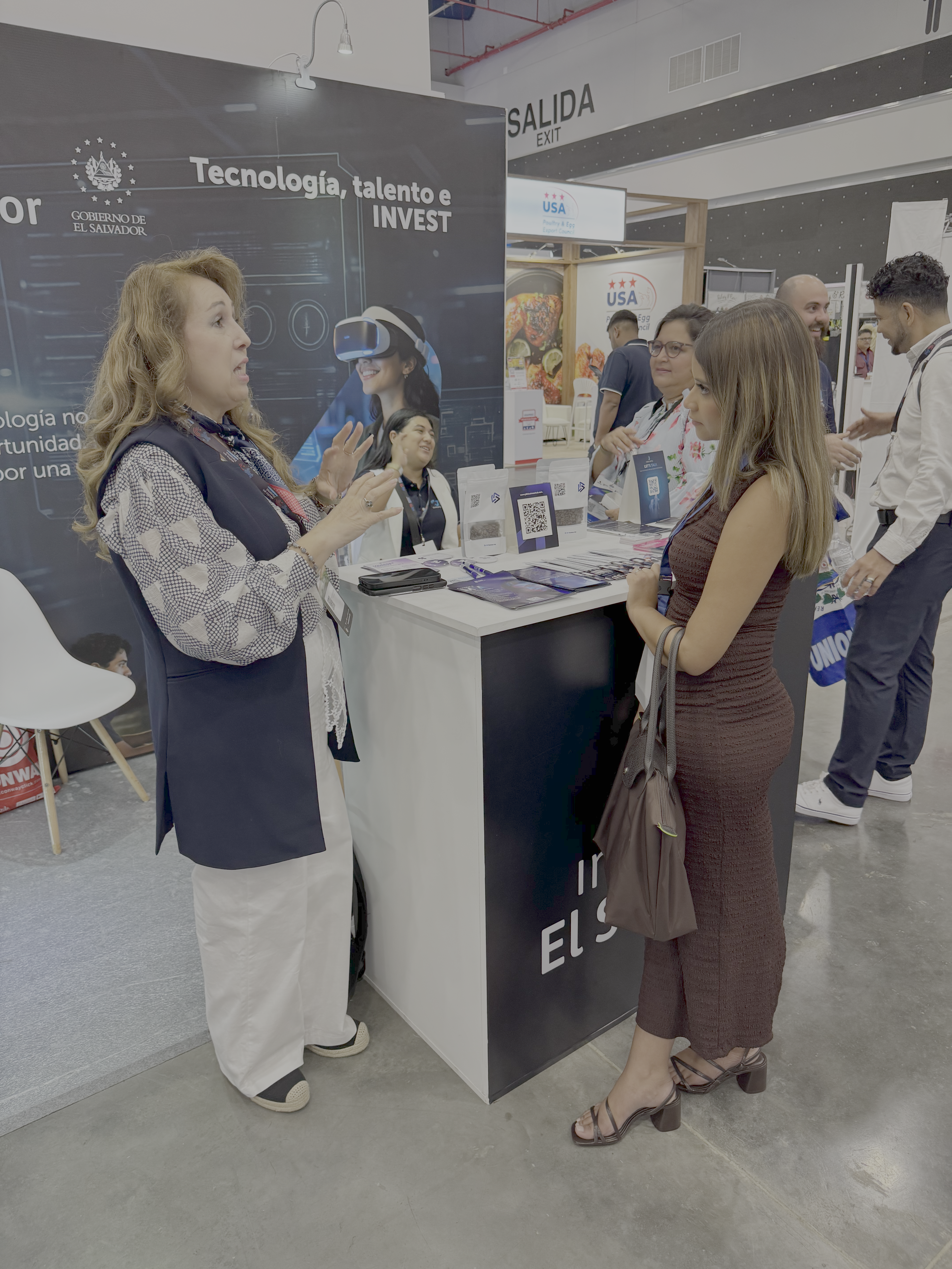 Echo Technologies team with the El Salvador delegation at EXPOCOMER Panama 2026