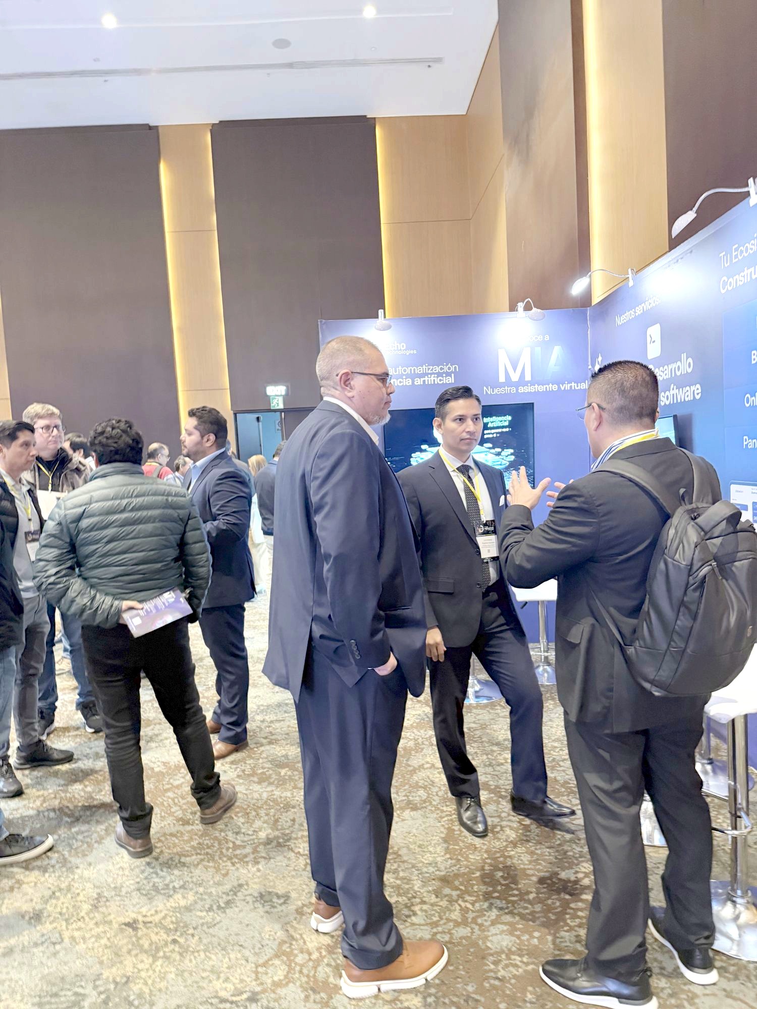 Networking at the Echo Technologies stand during TechDay Guatemala 2026