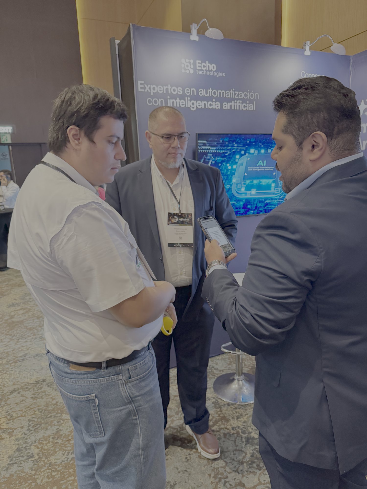 Demostración de soluciones de IA de Echo Technologies a asistentes del TechDay Guatemala