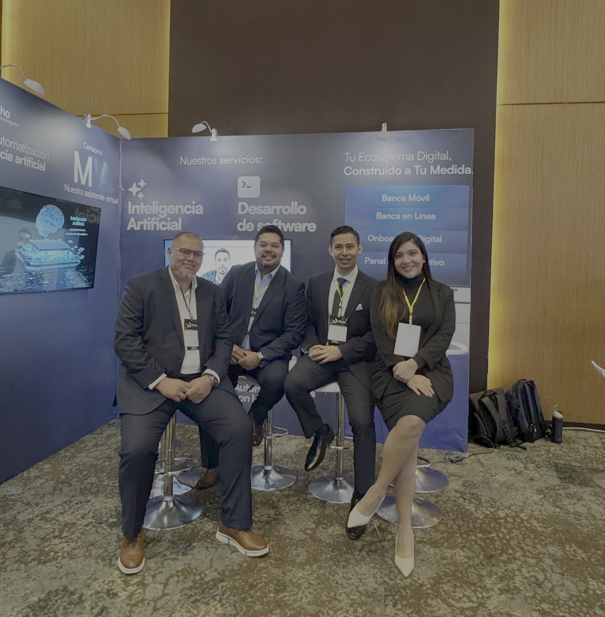 Equipo de Echo Technologies en el stand del TechDay Guatemala 2026