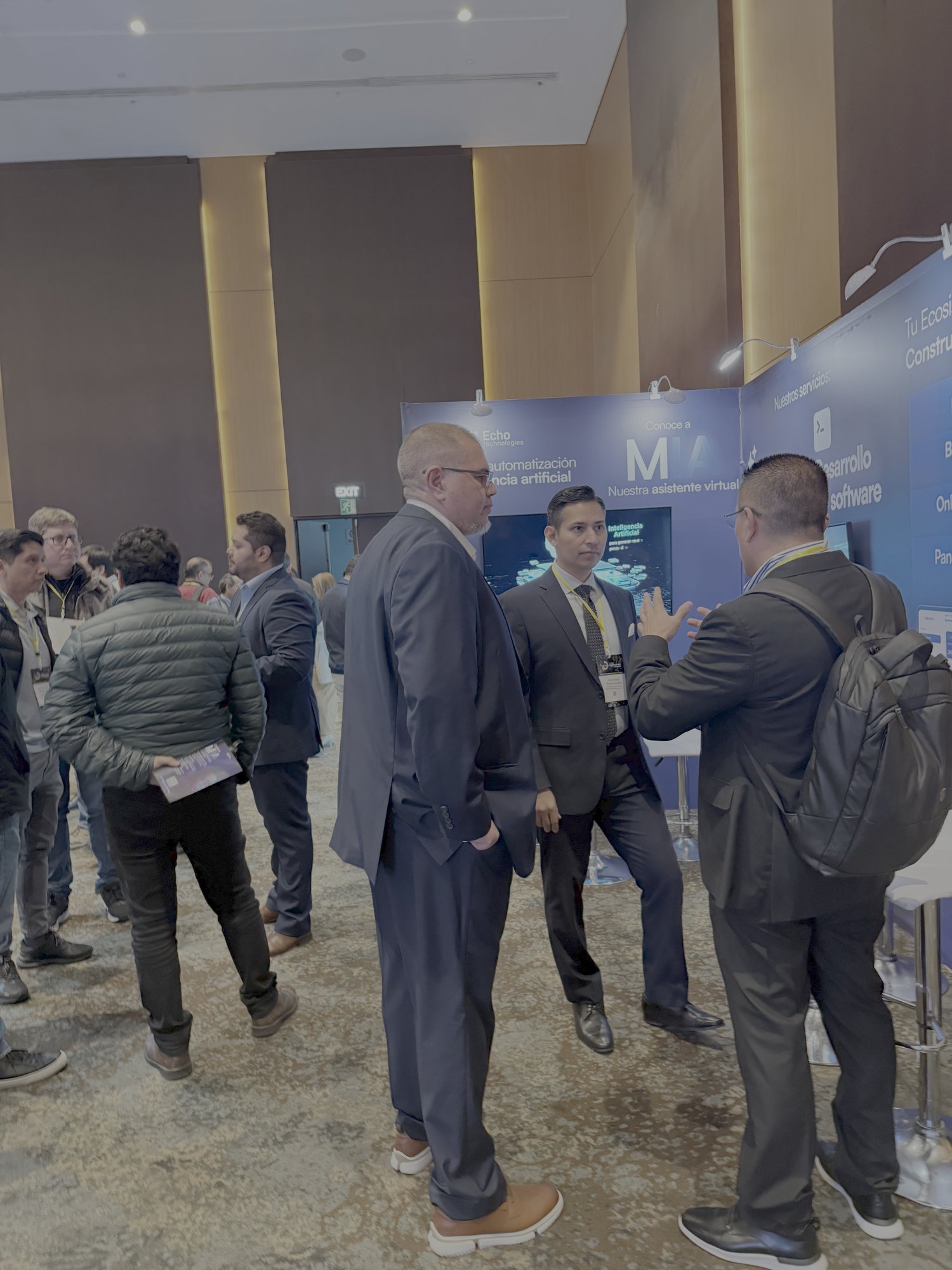 Networking en el stand de Echo Technologies durante el TechDay Guatemala 2026