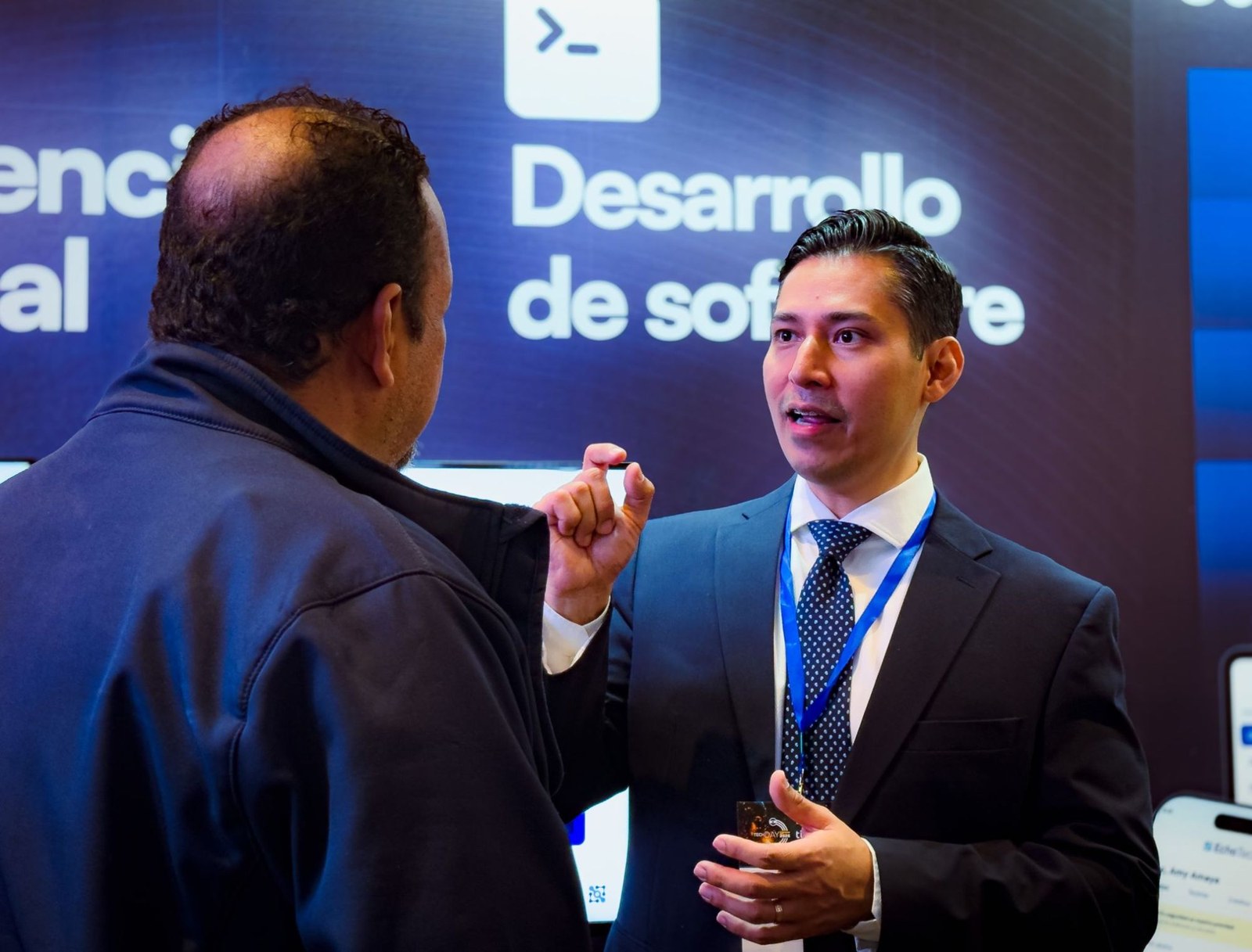 Echo Technologies team member talking with a visitor at Tech Day El Salvador